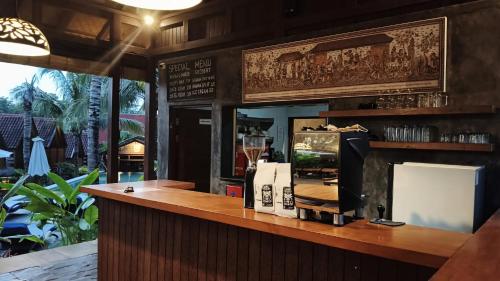 a bar at a restaurant with a coffee machine at Bingin Lodge Uluwatu in Uluwatu
