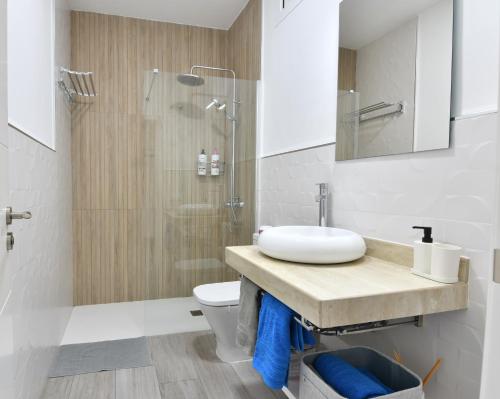 un baño con lavabo y ducha en Suite Orquídea, en Cruce de Arinaga