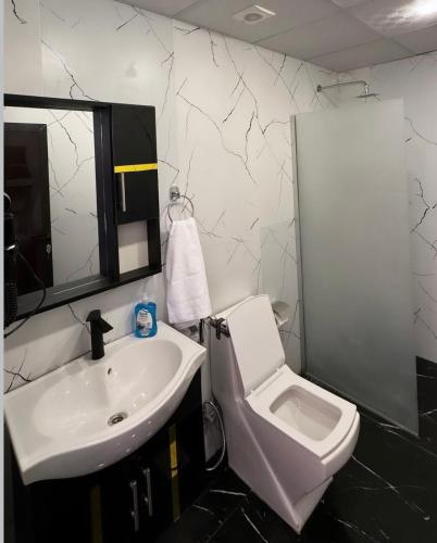 ein weißes Badezimmer mit Waschbecken und Toilette in der Unterkunft Buble camp tour in Disah