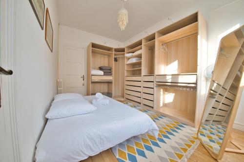 ein Schlafzimmer mit einem großen weißen Bett und Regalen in der Unterkunft Excellence - 4 bedrooms in Reims
