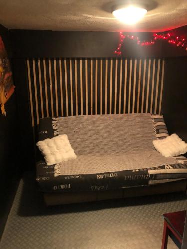 - un lit avec 2 serviettes blanches dans l'établissement Pretty townhouse, à Gap