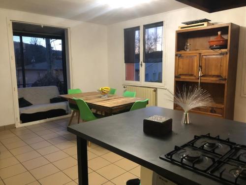 - une cuisine et une salle à manger avec une table et une cuisinière dans l'établissement Pretty townhouse, à Gap