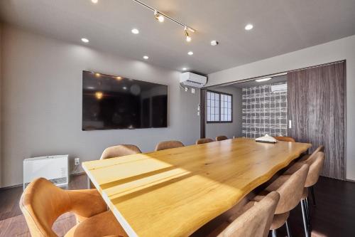 a conference room with a wooden table and chairs at MIYA HOUSE Funatsu B in Fujikawaguchiko