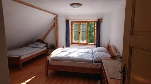 Postel nebo postele na pokoji v ubytování Chalupa U Potoka