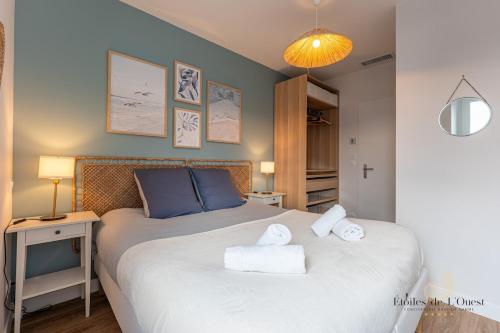 une chambre avec un grand lit avec des serviettes dessus dans l'établissement T5 La Servanaise - Océan accessible à pied, à Les Sables-dʼOlonne
