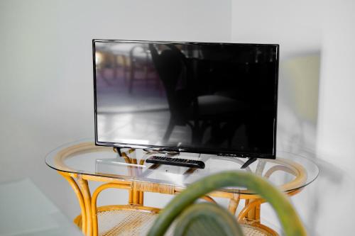 a tv sitting on a glass table with a tv on it at Casa di Bruca in Marinella di Selinunte