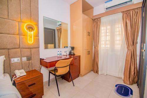 Postel nebo postele na pokoji v ubytování Purple Lavender Hotel Lekki