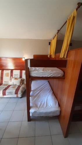 Deux lits superposés se trouvent dans une chambre avec la thrihritisthritisthritisthritisthritisthritisthritisthritisthrite dans l'établissement Studio Le Bois d'Aurouze 6 Personnes, à Saint-Étienne-en-Dévoluy