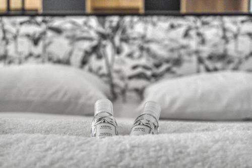 une personne debout sur un lit avec les pieds debout dans l'établissement F2 rue St honoré D ,Hypercentre à 2 minutes du Palais des congrès, à Cannes