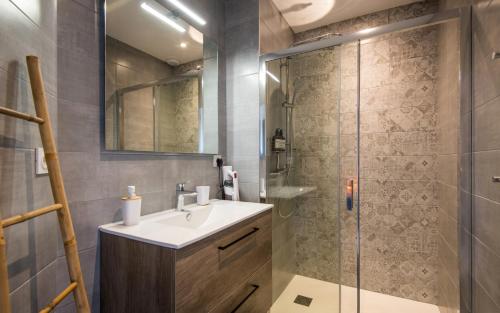 Ένα μπάνιο στο Le Paris - Elégant, Parking privé et Terrasse