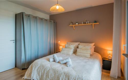 Ένα ή περισσότερα κρεβάτια σε δωμάτιο στο Le Paris - Elégant, Parking privé et Terrasse