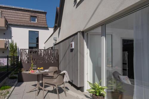 a patio with a table and chairs on a balcony at Résidence Louise in Soultz-sous-Forêts