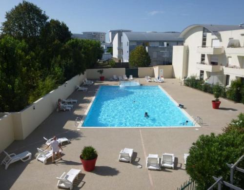 - une vue sur la piscine située dans un bâtiment dans l'établissement Appartement La Rochelle, à La Rochelle