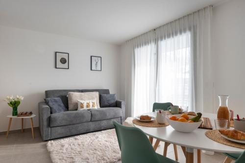 un salon avec un canapé et une table dans l'établissement Appartement Cabane des Neiges, aux Gets