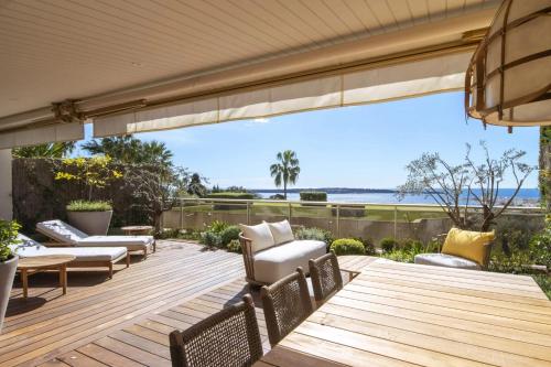 une terrasse extérieure avec chaises et tables et vue sur l'océan dans l'établissement REF 1977 - Cannes Californie Sea View, à Cannes
