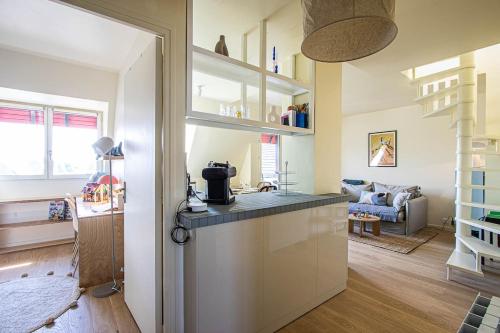 une cuisine avec un comptoir et un salon dans l'établissement Very nice apartment-Roof Top, à Blonville-sur-Mer