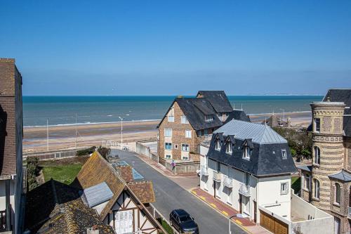 - une vue aérienne sur une ville avec des maisons et l'océan dans l'établissement Very nice apartment-Roof Top, à Blonville-sur-Mer