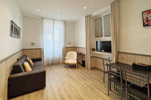 un salon avec un canapé et une table dans l'établissement REF 1971- Apartment for rent basse Californie, à Cannes