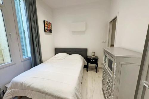 une petite chambre avec un lit et une fenêtre dans l'établissement REF 1971- Apartment for rent basse Californie, à Cannes