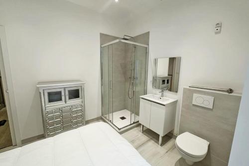 une salle de bain avec une douche, des toilettes et un lavabo dans l'établissement REF 1971- Apartment for rent basse Californie, à Cannes
