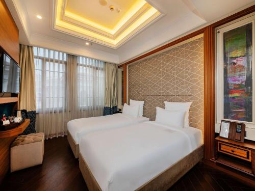 a bedroom with a large white bed in a room at Mercure Istanbul Sirkeci in Istanbul