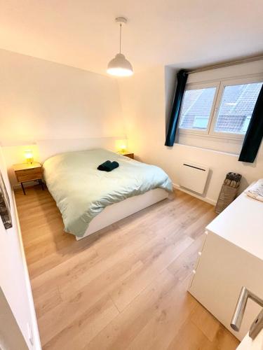 a bedroom with a bed and a window at Maison familiale 3 chambres avec terrasse in Mouvaux