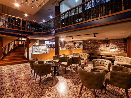a bar with chairs and a table in a room at Mercure Istanbul Sirkeci in Istanbul