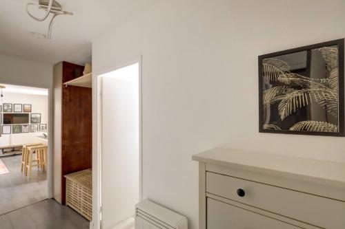 une chambre avec une armoire blanche et une salle à manger dans l'établissement Le Bon Voyage ~ Terrasse ~ Parking ~ Basso Cambo, à Toulouse