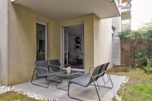 un groupe de chaises et une table sur une terrasse dans l'établissement Le Bon Voyage ~ Terrasse ~ Parking ~ Basso Cambo, à Toulouse