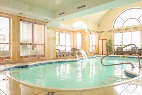 a large indoor pool with a hot tub at СПА-Готель "RESPECT" in Skhidnitsa