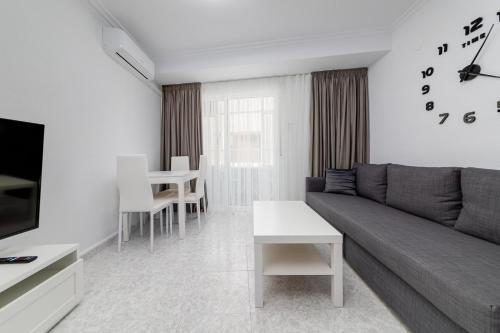 Televízia a/alebo spoločenská miestnosť v ubytovaní Calle Concordia 86, two bedroom apartment, up to 6 guests, near Del Cura beach,supermarket Mercadona and central bus station