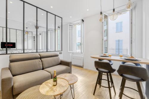 un salon avec un canapé et une table dans l'établissement F2 rue Saint honoré L, Hypercentre proche du Palais des festivals, à Cannes