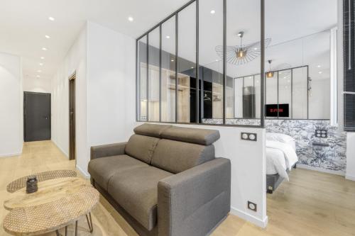 un salon avec un canapé et un lit dans l'établissement F2 rue Saint honoré L, Hypercentre proche du Palais des festivals, à Cannes