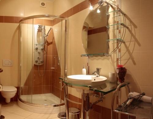 Ένα μπάνιο στο Nyirfa Apartmanház