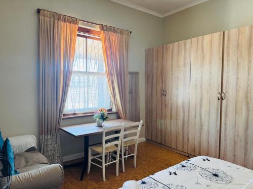 Una pequeña habitación con una mesa y una ventana. en Great choice, en Ciudad del Cabo