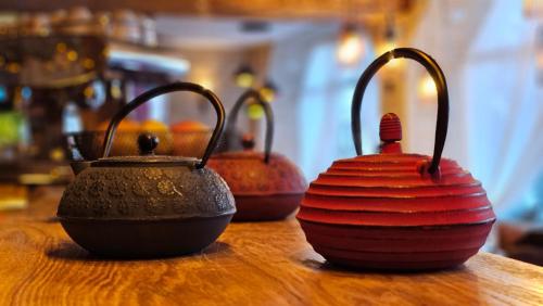 trois vases assis au-dessus d'une table en bois dans l'établissement Апартамент Bella Casa, à Beli Iskar