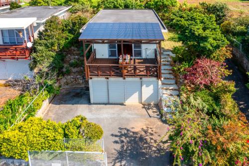 an overhead view of a house with a solar roof at オーシャンビューの絶景UnclesHouse海の宿は美ら海水族館近く1棟貸 in Motobu