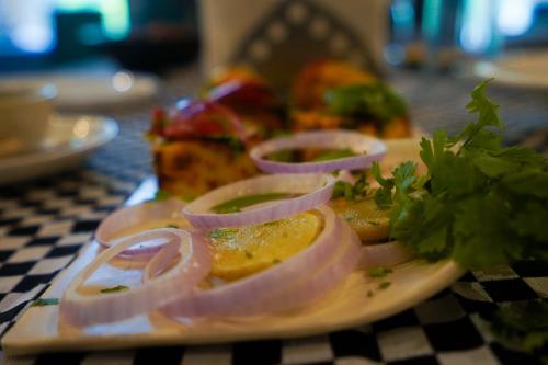 einen Teller mit Zwiebeln auf dem Tisch in der Unterkunft Nature Village Resort in Pushkar