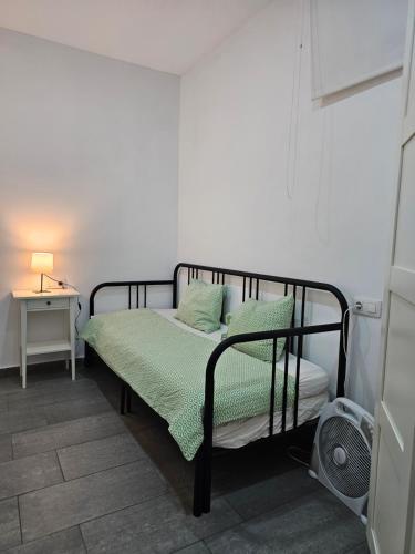 Posto letto in camera con lampada e tavolo di Chitamar ad Arona