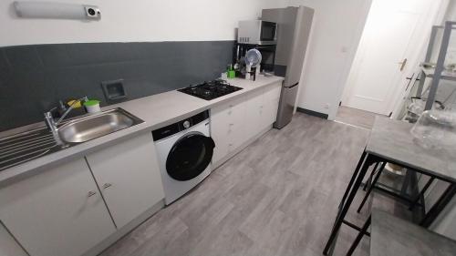 Køkken eller tekøkken på Appart 80m2 tout équipé Châteaucreux Zénith Stade