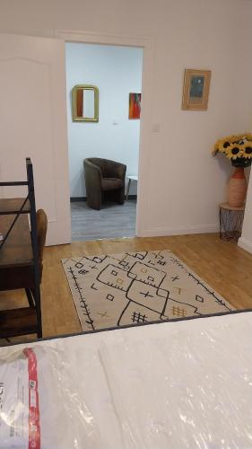 - un salon avec un tapis à l'étage dans l'établissement Appart 80m2 tout équipé Châteaucreux Zénith Stade, à Saint-Étienne