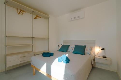 テッラロにあるBorgo Antico - Casa White Tellaro PTの大きな白いベッドと青い枕のある寝室