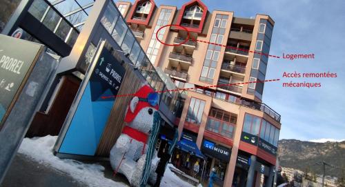 d'un bâtiment situé devant dans l'établissement L'Escapade du Prorel, à Briançon