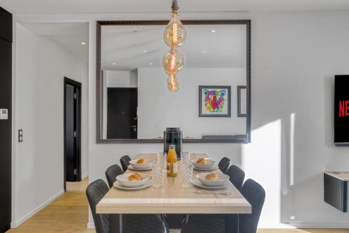 une salle à manger avec une table, des chaises et un éclairage dans l'établissement F4 Notre-Dame , Hypercentre à 2 minutes du Palais des congrès, à Cannes