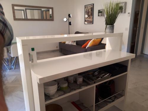 - une étagère blanche dans le salon dans l'établissement Joli Studio Cannes, à Cannes