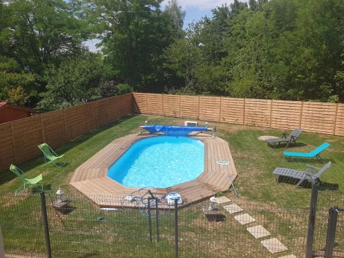 - une piscine dans une cour avec des chaises et une clôture dans l'établissement Maison familiale avec piscine, à Gurgy