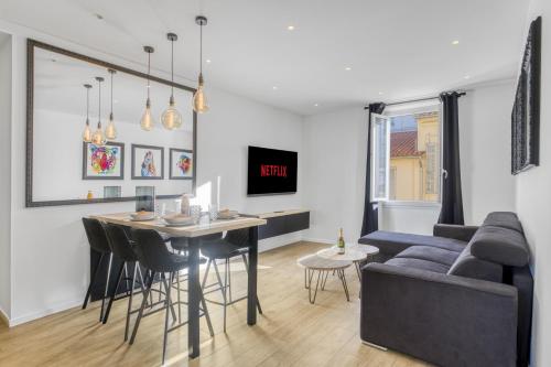 un salon avec une table et un canapé dans l'établissement F4 Notre-Dame , Hypercentre à 2 minutes du Palais des congrès, à Cannes