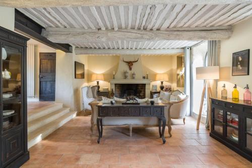 Photo de la galerie de l'établissement 18th century house in quiet hamlet with pool house, à Gordes