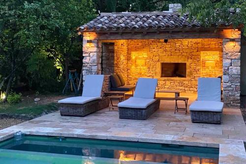Photo de la galerie de l'établissement 18th century house in quiet hamlet with pool house, à Gordes