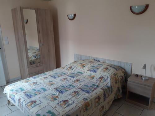 une chambre avec un lit avec une couette dessus dans l'établissement La chambre à four, à Frampas